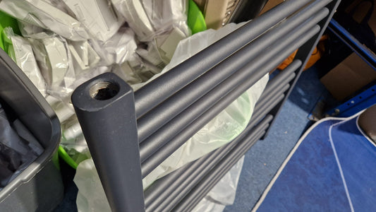 Radiateur sèche-serviettes gris anthracite de 600 mm de large et 600 mm de haut