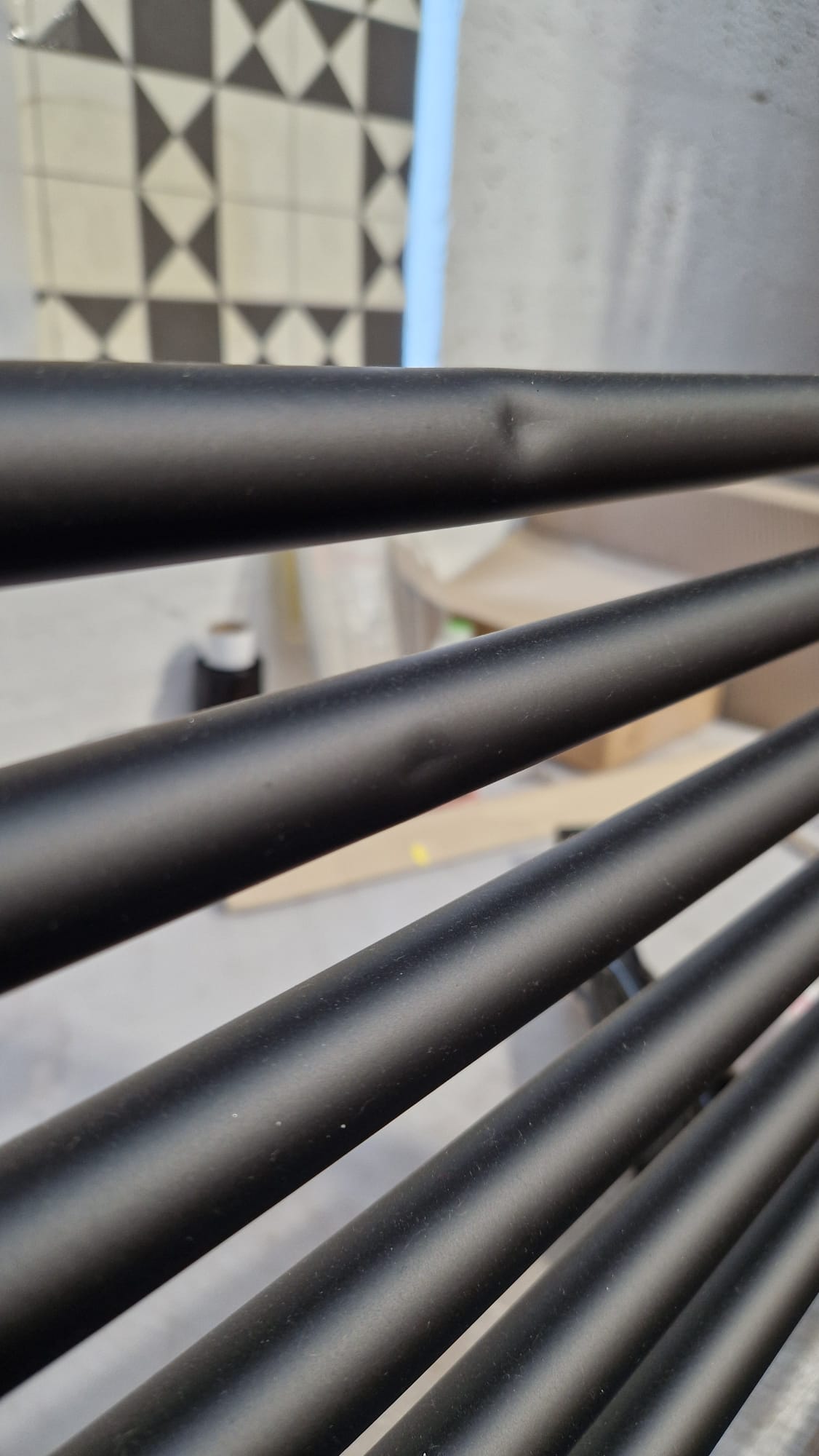  500 mm breit – 1400 mm hoch, flacher, schwarzer Handtuchheizkörper